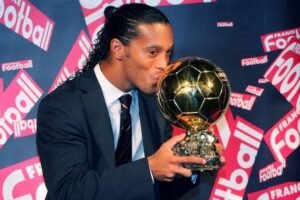 cầu thủ ronaldinho giành quả bóng vàng vào năm nào